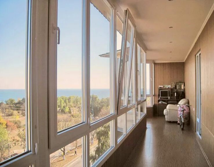 Остекленный балкон. Многоквартирный дом хрущевка. Лоджия с выносом. Красивый балкон. Лоджия под ключ.