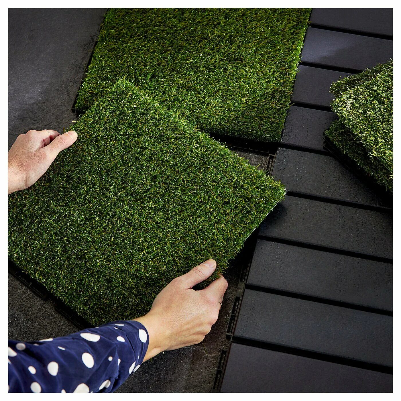 Искусственный газон серый. Искусственный газон на балконе. Искусственный газон в квартире. Искусственный газон на пол. Газон на пол.