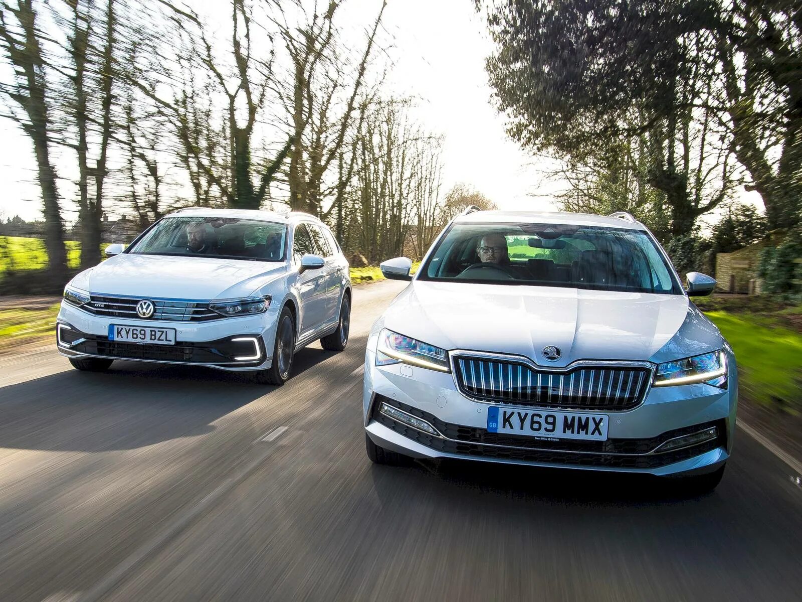 Volkswagen passat vs skoda. Шкода октавия и фольксваген поло. Skoda octavia volkswagen jetta. Шкода октавия или фольксваген джетта 2021. Volkswagen golf vs skoda octavia.