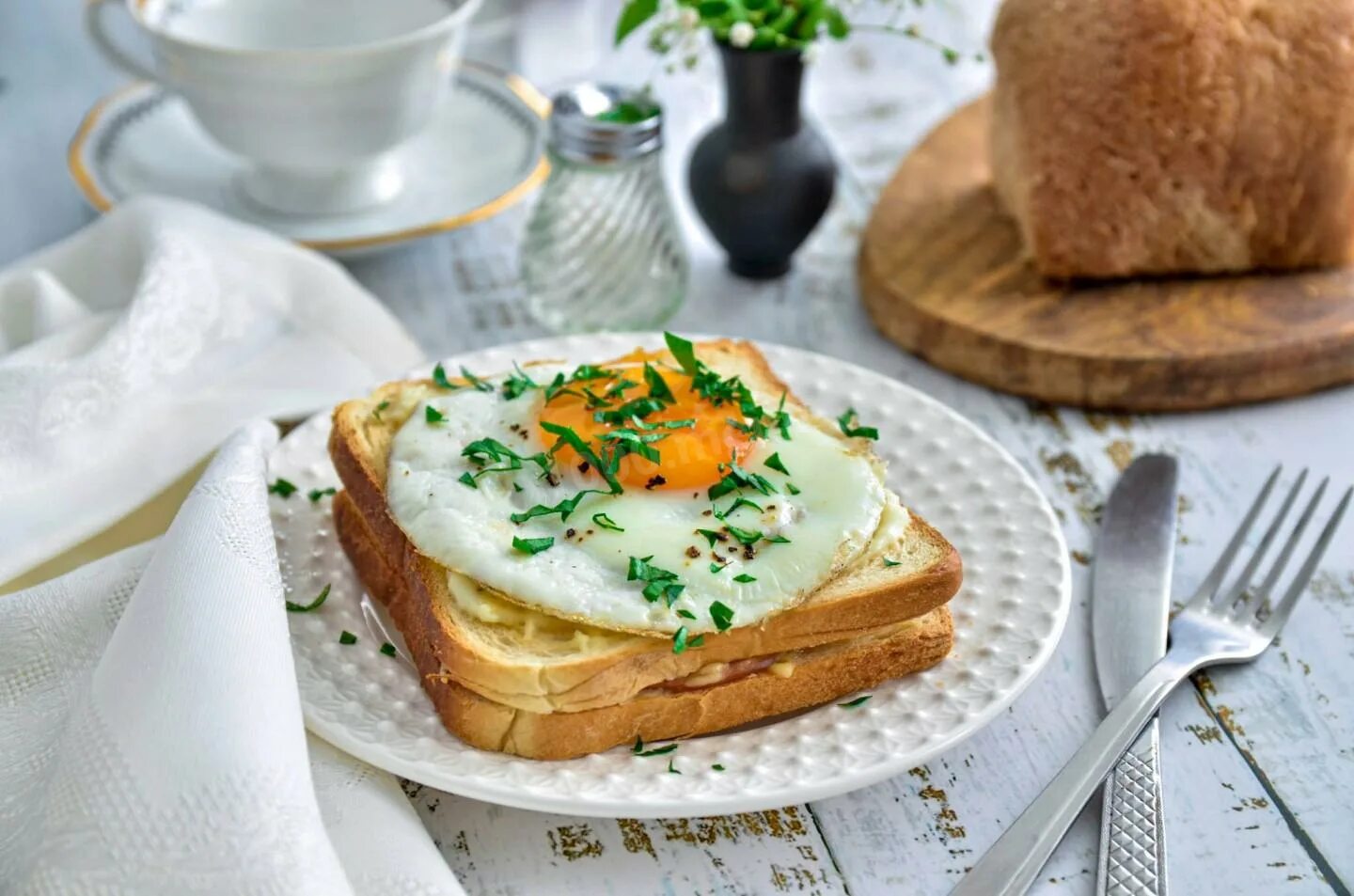Французский сэндвич крок-мадам. Французский завтрак крок мадам. Завтрак сэндвич крок мадам. Французский завтрак крок месье.