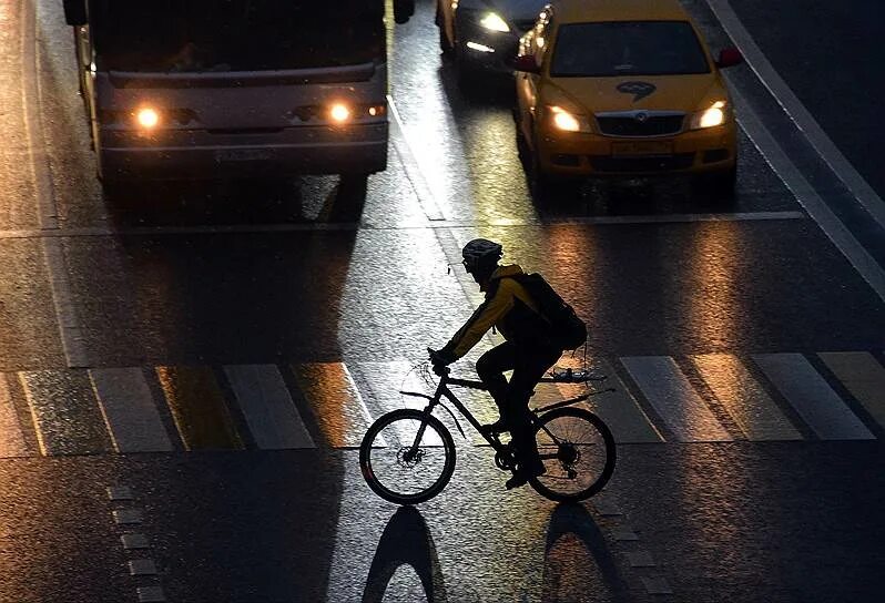 Пропустить велосипедистов. Нарушение правил дорожного движения. Велосипедист на дороге. Нарушение правил дорожного движения велосипедистами. Пешеход с велосипедом.