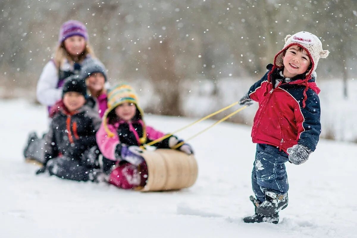 Children playing in the snow. Playing in the snow. Игра в снежки. Дети играют в снегу. Дети играют зимой.