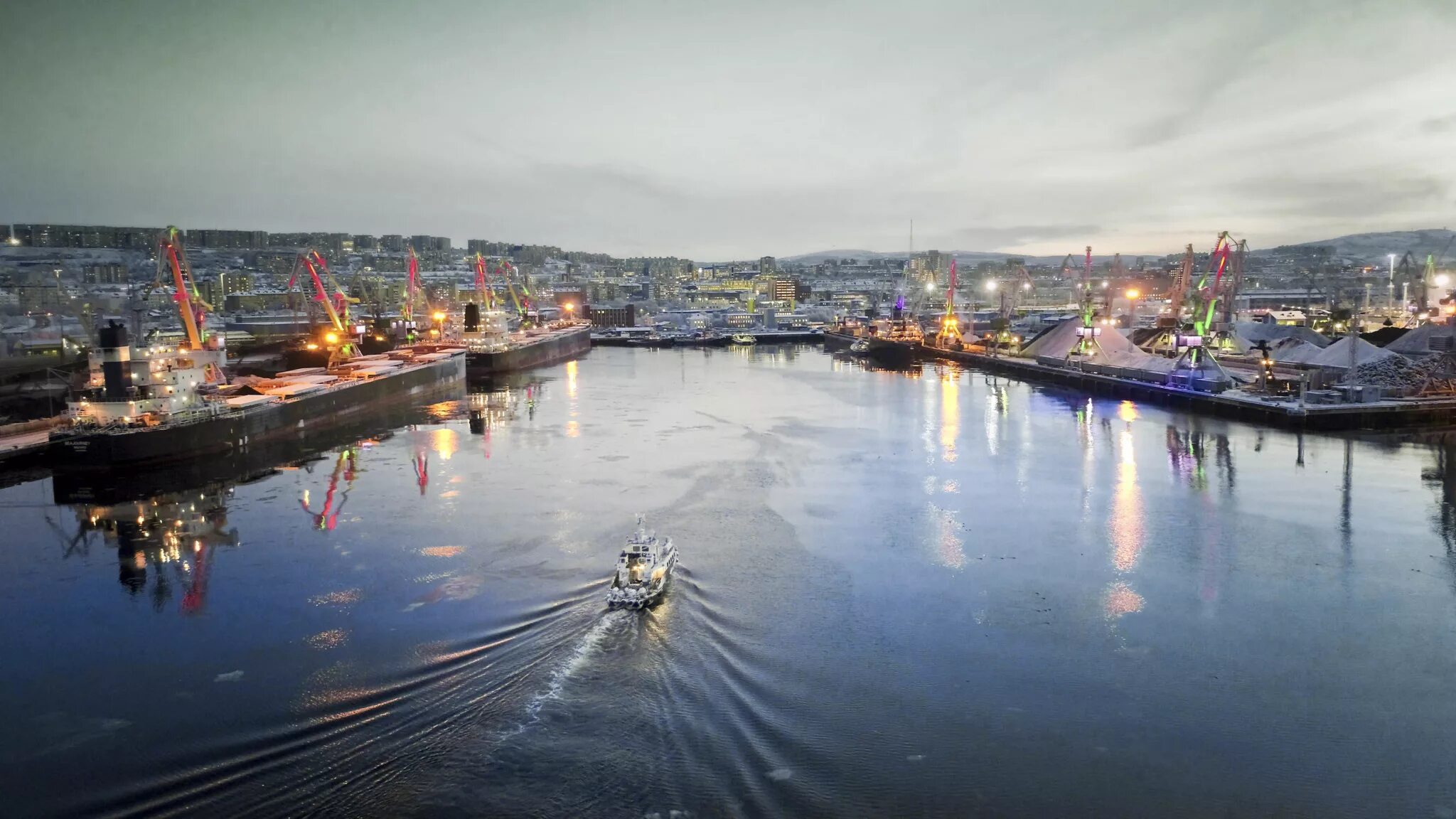 Незамерзающий порт европейского севера является город. Северный порт мурманск. Город мурманск морской порт. Город мурманск морской порт. Мурманск порт море.