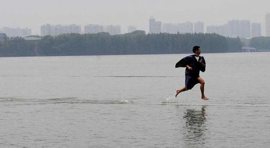 Чтобы встал в воде. Бежит по воде. человек ходит по воде. человек бежит по воде. мужик бежит по воде.