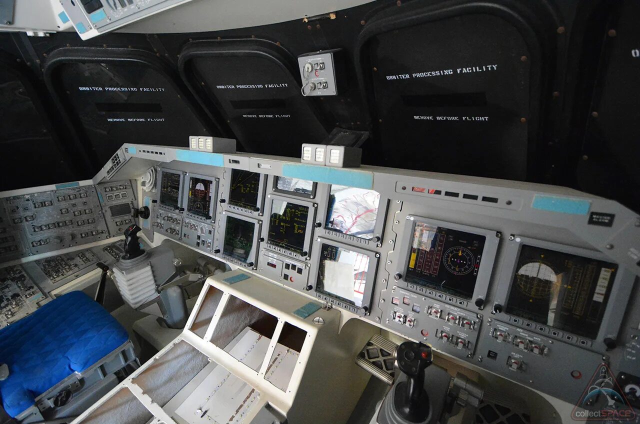 Space Shuttle Discovery кабина. Спейс шаттл. Шаттл Дискавери кабина. Космический Шатл внутри.