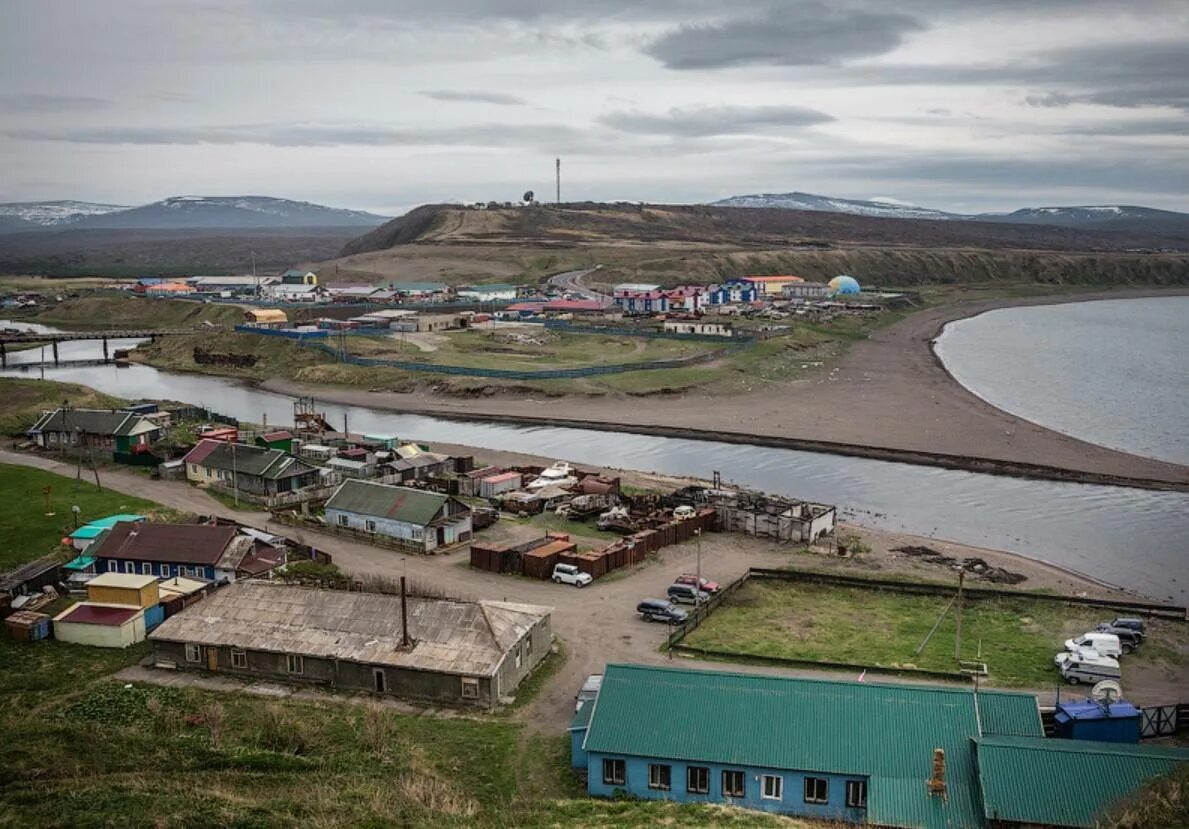 Сколько человек живет на островах. Город Курильск остров Итуруп. Курильские острова Итуруп Южно Курильск. Северо-Курильск Кунашир. Курильские острова город Курильск люди.