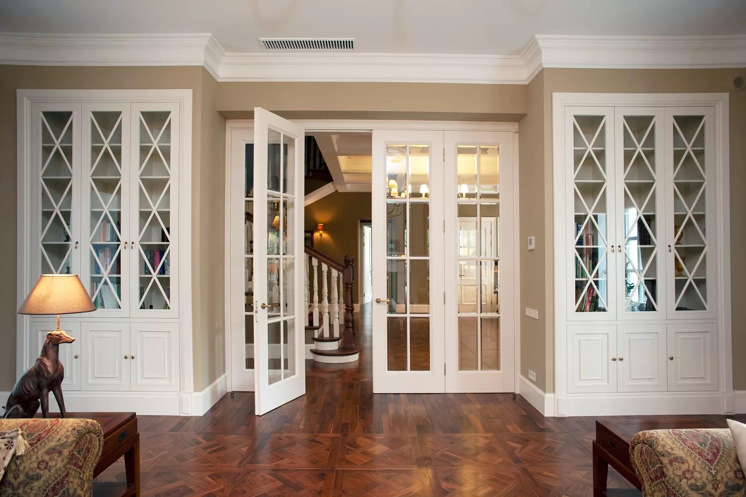 Сдвижные двери классика. Двери двустворчатые межкомнатные mr doors. двери с расстекловкой межкомнатные. классические двери. двери в классическом стиле.