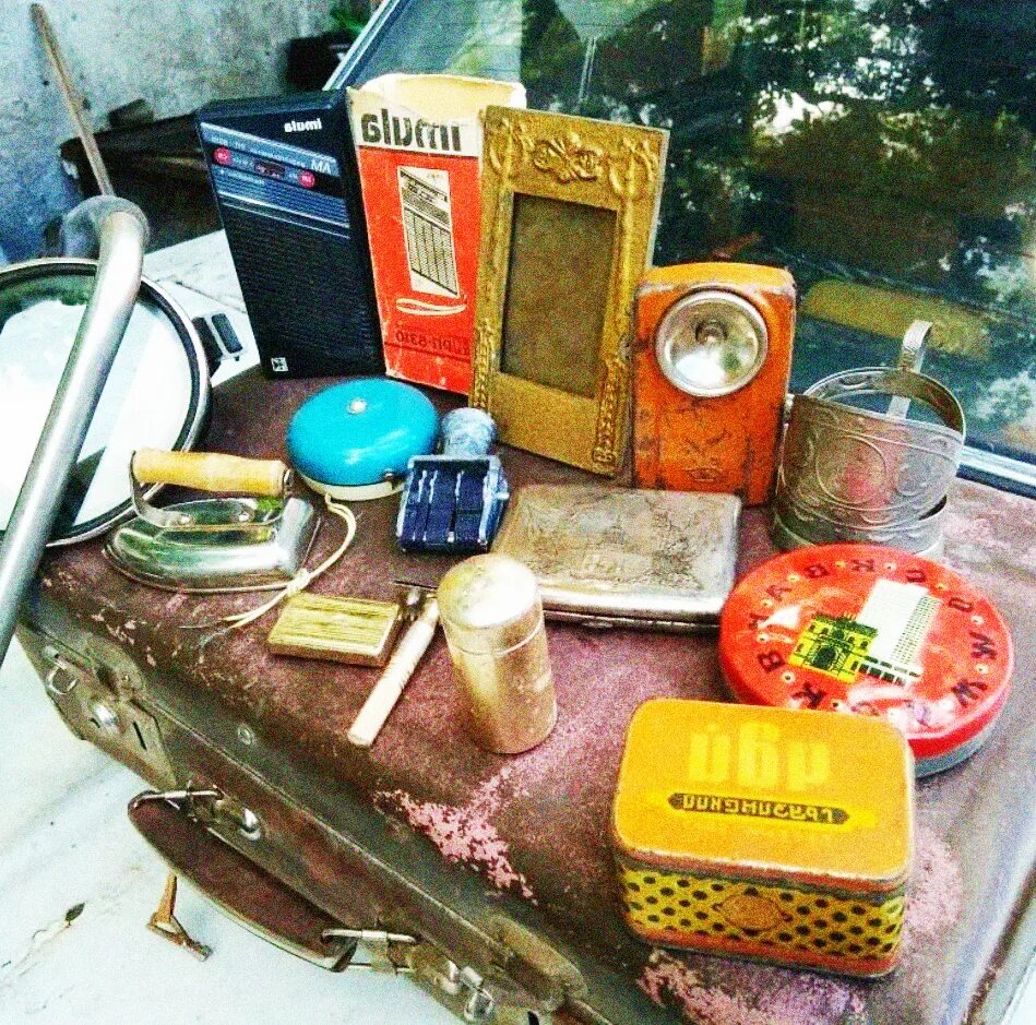 Советские предметы быта. Старые советские вещи. Старые бытовые вещи. Вещи ссср. Предметы быта ссср.