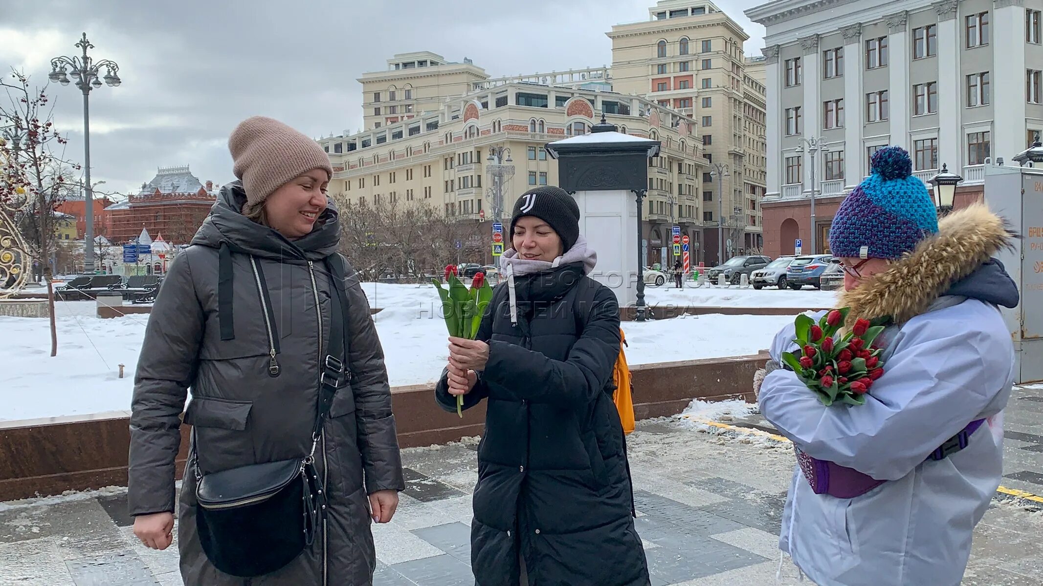 На улицах Самары раздают цветы.