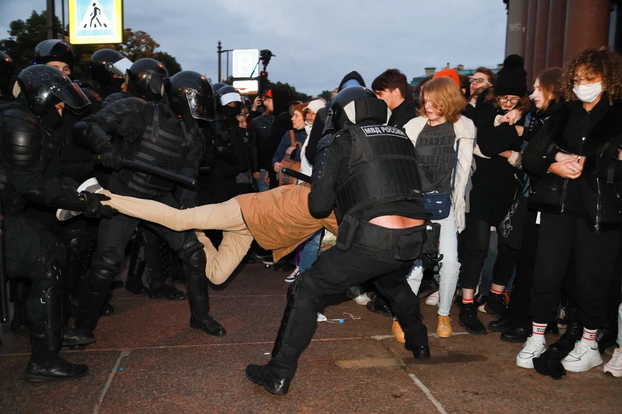 Задержанные в санкт петербурге сегодня. Протесты в петербурге. Задержанные в санкт петербурге вчера. Задержанные в санкт петербурге сегодня. Задержанные в санкт петербурге сегодня.