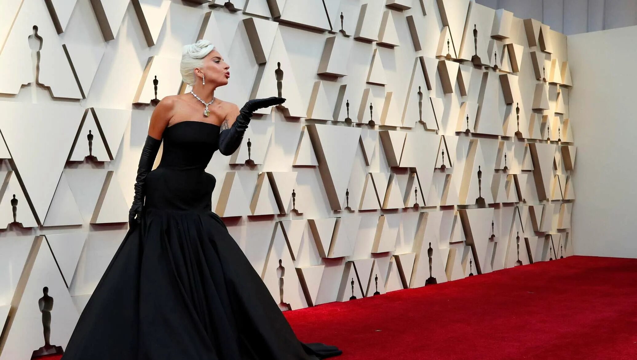 Премия нарядов. Леди Гага Оскар 2019. Леди Гага на красной дорожке. Леди Гага на ковровой дорожке. Леди Гага на премии Оскар 2019.