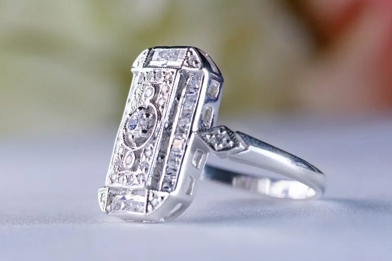 Огранка багет бриллиант. Кольцо в стиле арт нуво. Кольцо с огранкой багет. Кольцо в стиле ар нуво. Антикварное кольцо с сапфиром и бриллиантами.