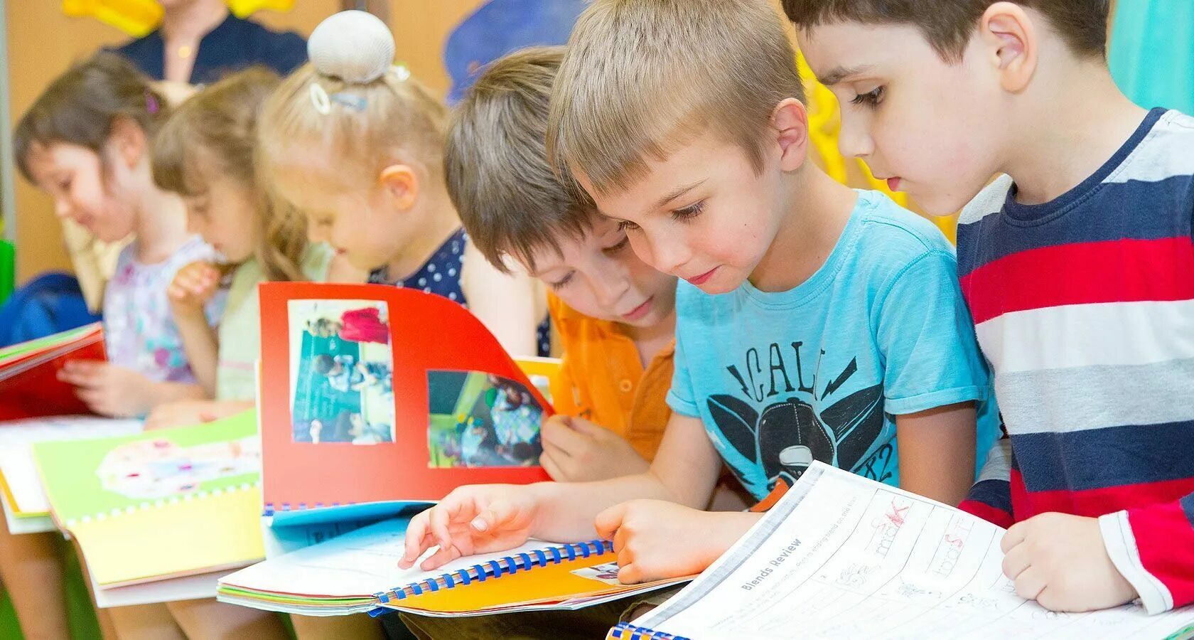 Дети изучают английский. Английский для детей. Английский для детей. Дошкольники в великобритании. Занятия английским языком для детей.