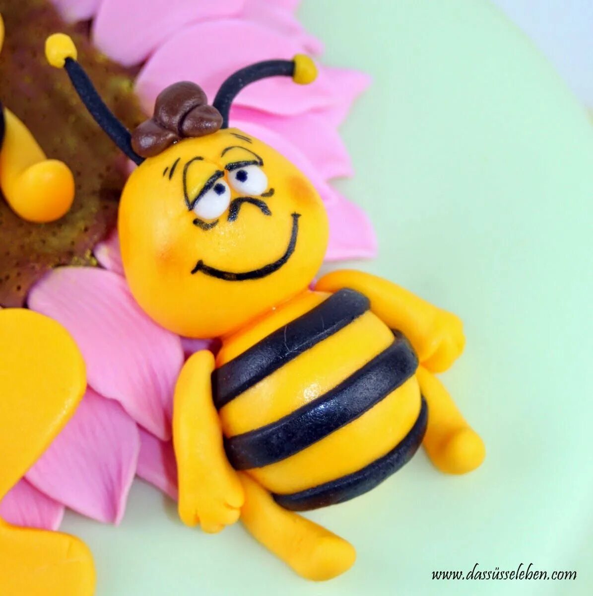 Пчелка из киндера. Торт "пчёлка". Фигурка пчелки для торта. Пчела пластилин. Пчелки из марципана.
