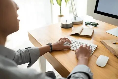 Секретарь печатает не смотря на клавиатуру