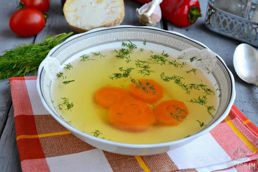 Съедать бульон. Консоме овощное. прозрачный бульон консоме. суп консоме. овощной бульон.