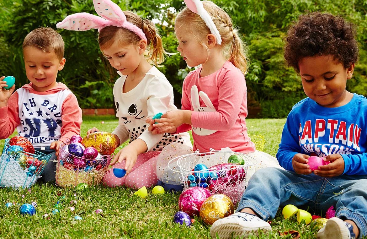 Игры детские каникулы. Easter Egg Hunt традиции. Дети ищут пасхальные яйца. О Пасхе детям. Пасха в Англии.