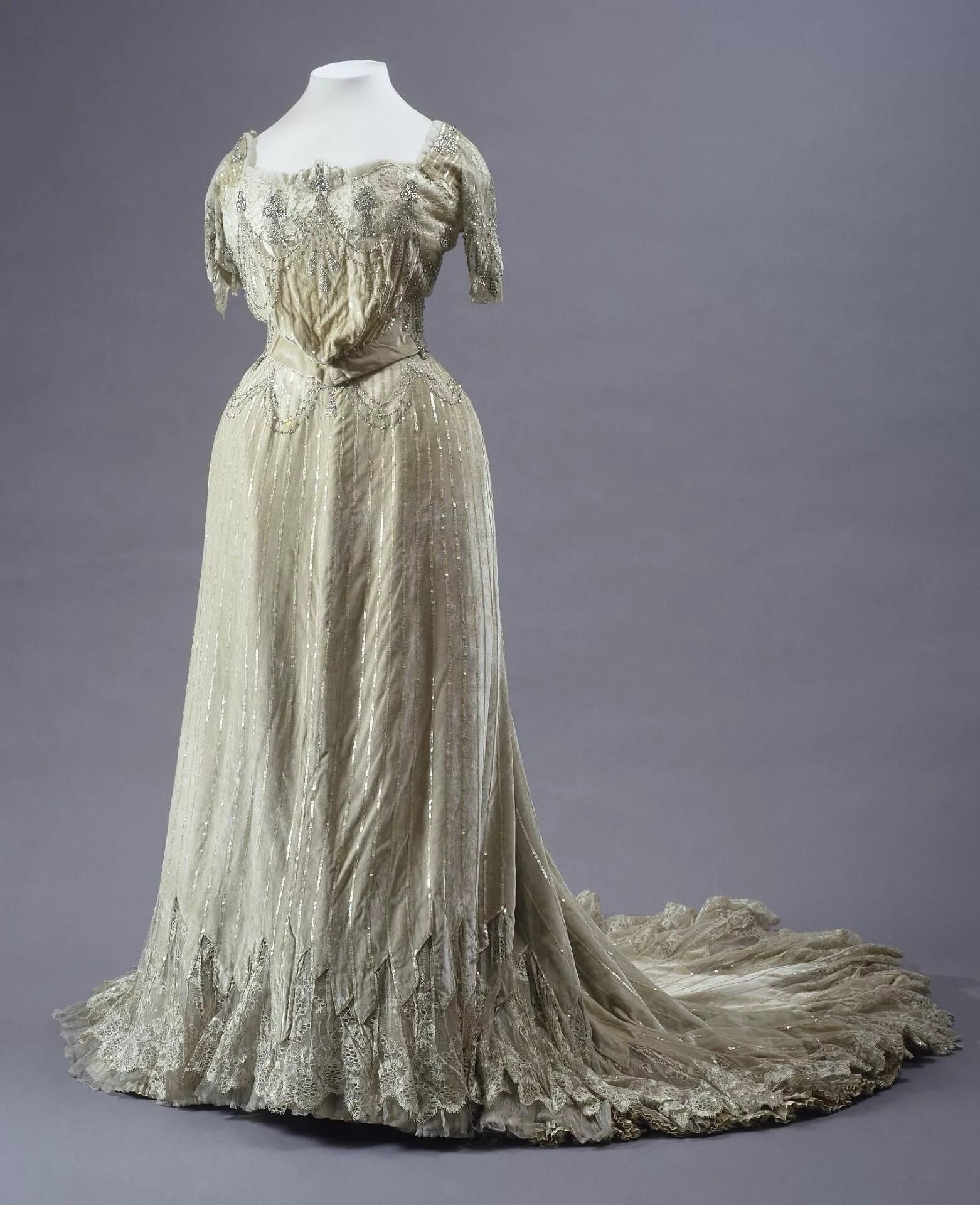 Платья под старину. Муслиновые платья 19 века Англия. Вечерние платья 20 века. Платья 19-20 века. Платье под старину.