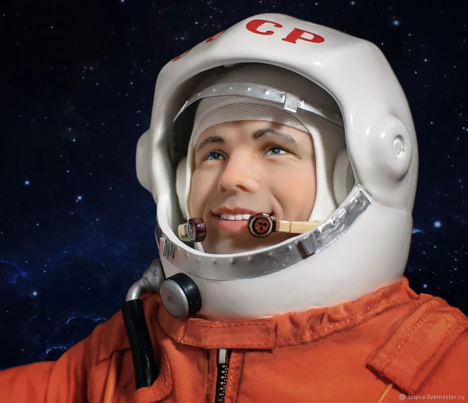 Покажи фотку юрия гагарина. Гагарин космонавт. Улыбка Юрия Гагарина в скафандре.
