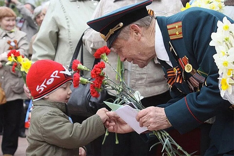 Цветы ветеранам. С днем Победы. День Победы ветераны. День Победы ветераны и дети.