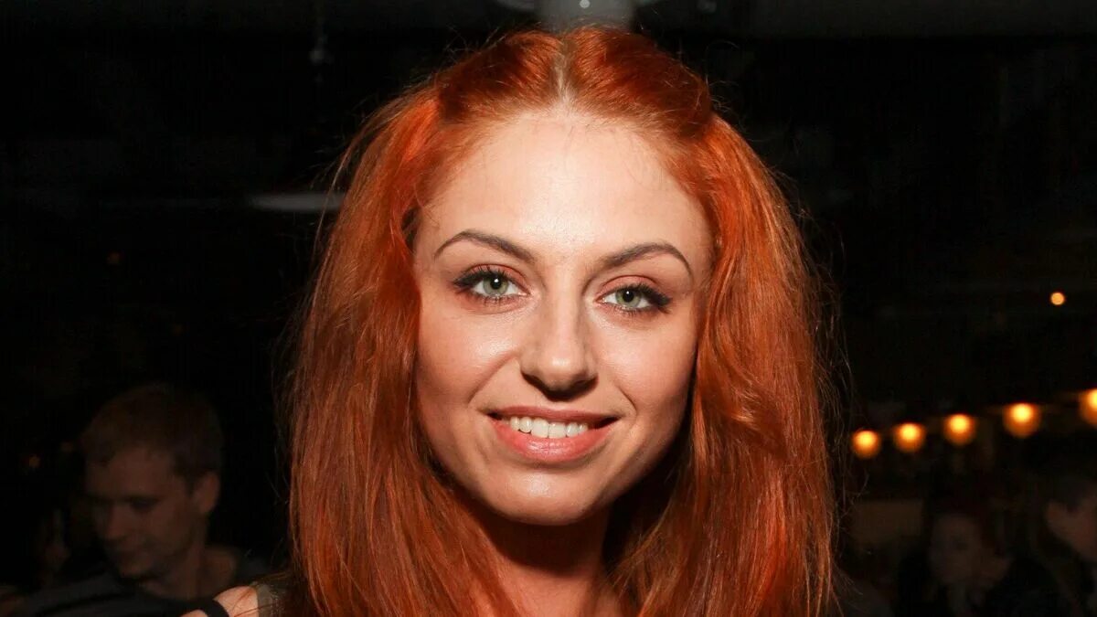 Диана анкудинова. Чили ирина забияка 2022. Красивая девушка поет. Анна доровская голос. Певица с микрофоном.