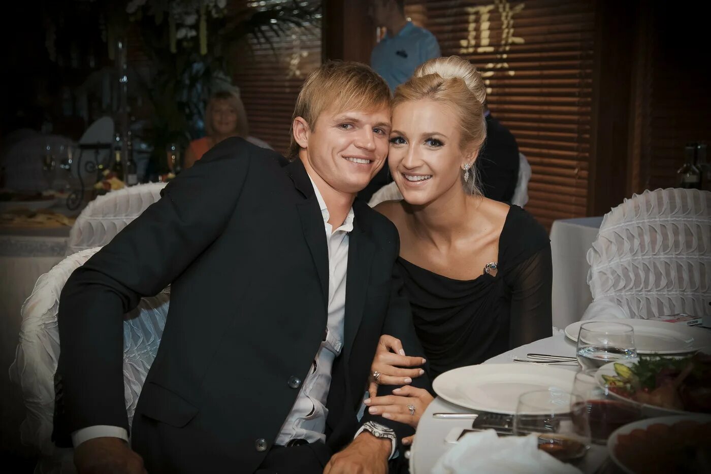 Дмитрий тарасов и ольга бузова. Дмитрий тарасов и ольга бузова. Дмитрий тарасов и анастасия костенко. Бузова и тарасов. Кто встречается с тарасовым.