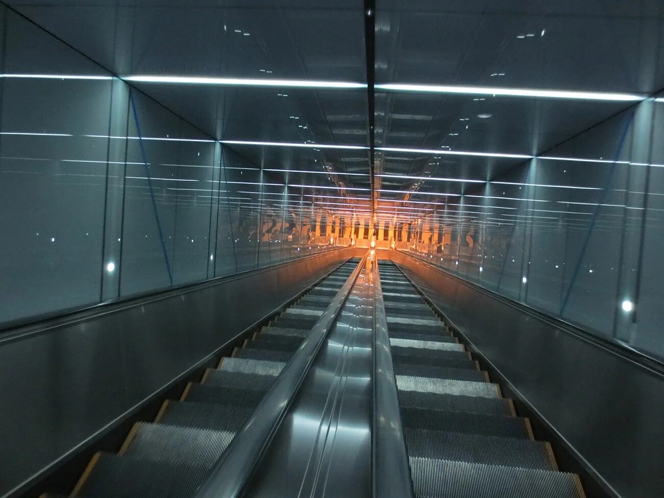 Эскалаторный тоннель метрополитена. Эскалаторный тоннель метрополитена новая станция. Подсветка эскалатора. Эскалатор в метро. Оборудование метрополитен