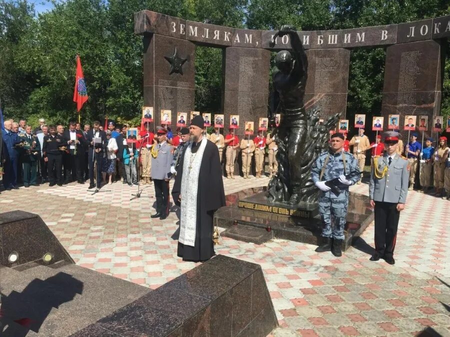 Аллея героев Саратов парк Победы. Саратов аллея героев в парке Победы. Памятники военнослужащим погибшим в Украине. Памятник для военных спецоперации. Увековечили память погибших