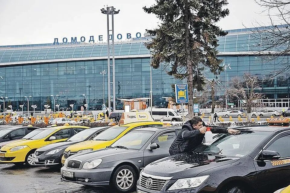 Сколько стоит такси аэропорт внуково. Такси аэропорт Домодедово бомбилы. Такси Москва аэропорт Внуково. Такси в аэропорт Шереметьево. Таксисты в аэропорту.