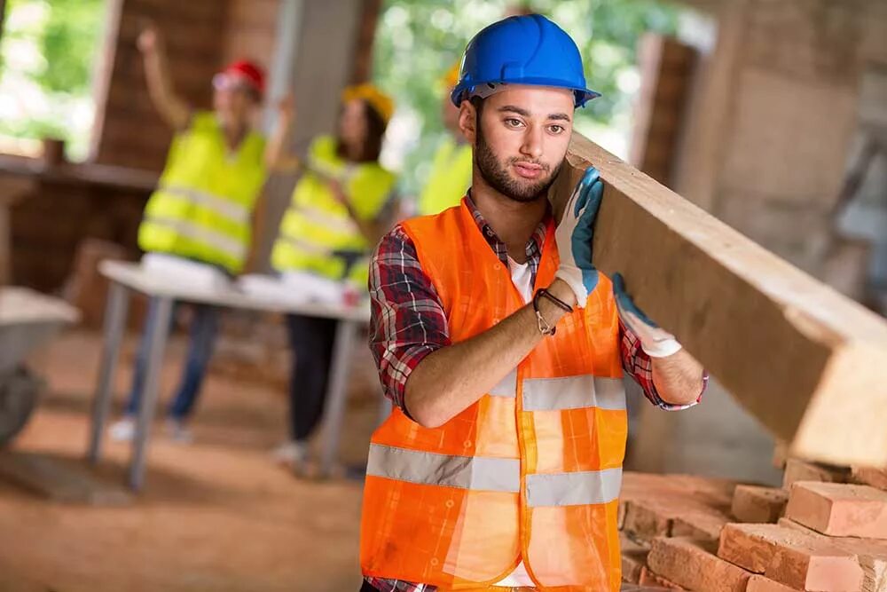 Workers load. Парни на стройке. Строитель. Строители. Люди на стройке.