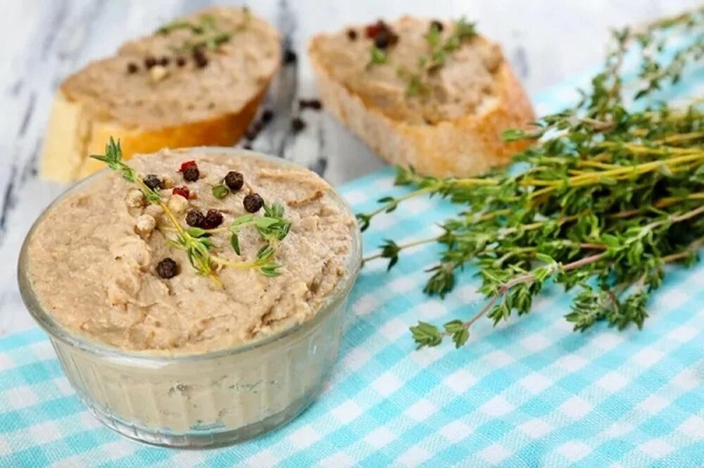 Паштет с грибами куриный рецепты. Паштет из куриной печени похлебкин. паштет из куриной печени с гарниром и соусом. гарнир к паштету из куриной печени. печёночный паштет из куриной печени с маслом.