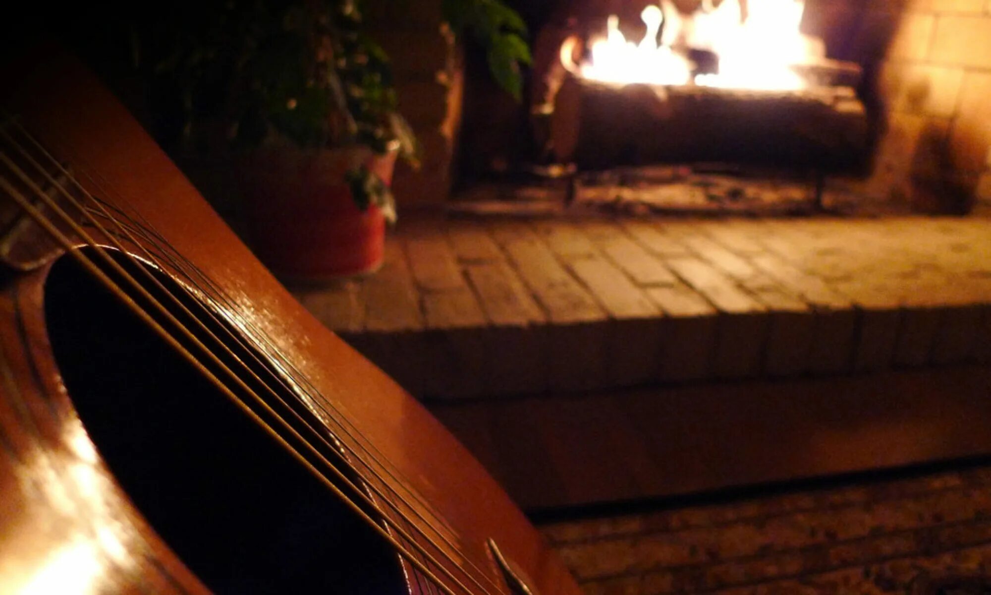 Домой гитара пой. Уютный вечер с гитарой. Посиделки с гитарой дома. Гитара камин. Гитара у камина.