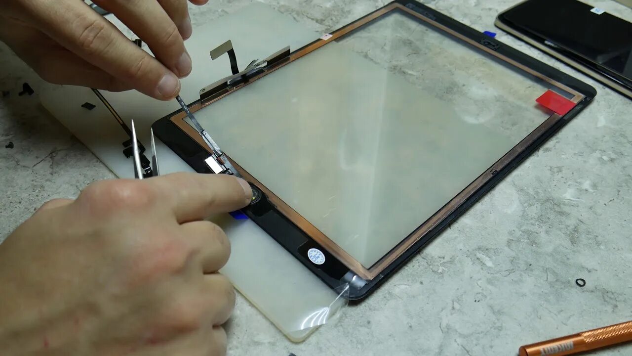 Замена сенсорного экрана цена. A1822 IPAD тачскрин. IPAD a1822 разборка. IPAD a1822. Переклейка тачскрина.