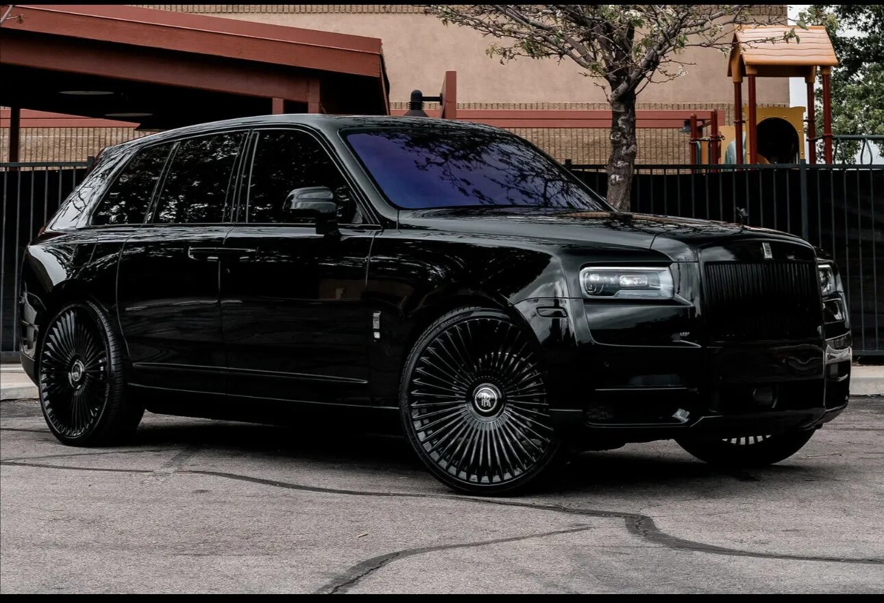 Rolls royce cullinan тамаев. Rolls royce cullinan black wheels. rolls royce cullinan wheels black forgiato. rolls royce cullinan 2025. роллс ройс куллинан мансори 2025.