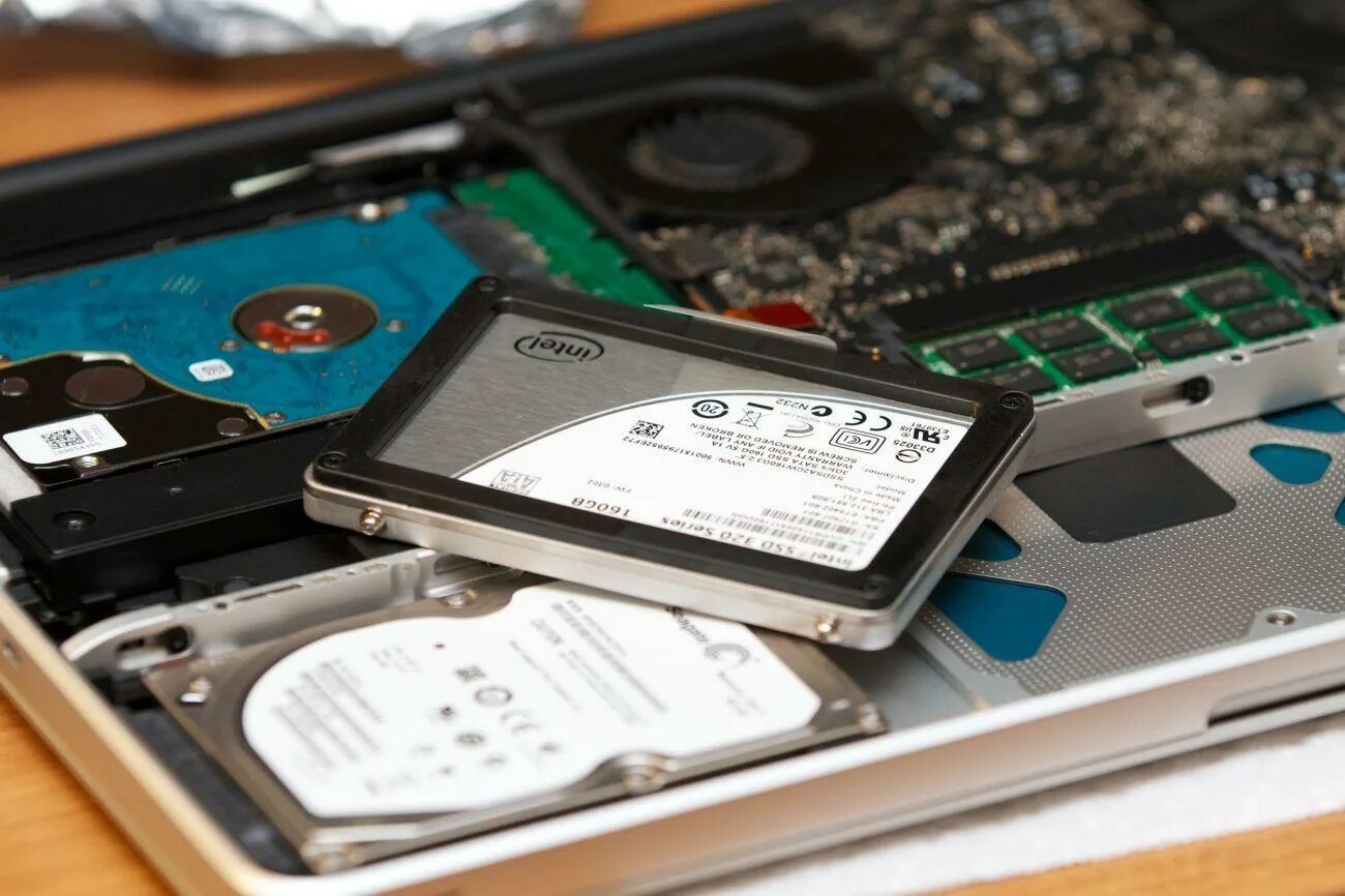 Жесткий диск ссд и HDD. Жёсткий диск ссд для ноутбука. Ноутбучный жесткий диск ссд. SSD va HDD.