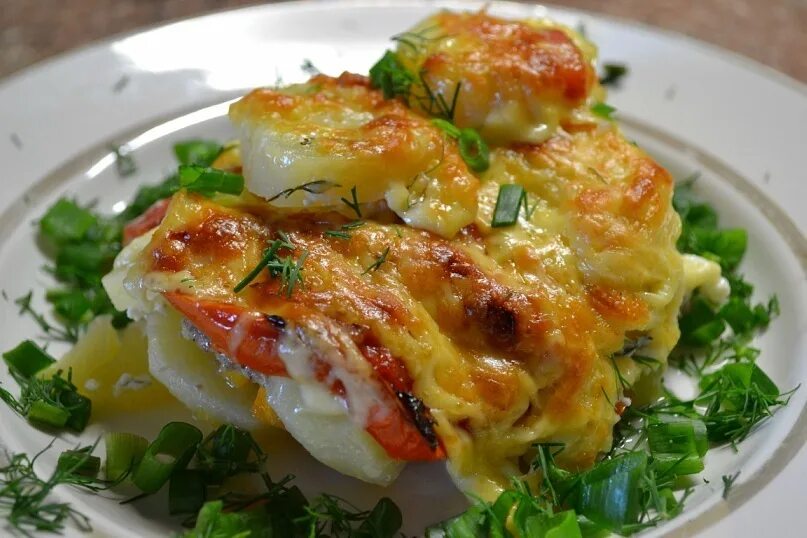 Рыба под картошкой. Рыба под сыром в духовке. горбуша под сыром в духовке. картошка с горбушей под сыром в духовке. треска запеченная с сыром.
