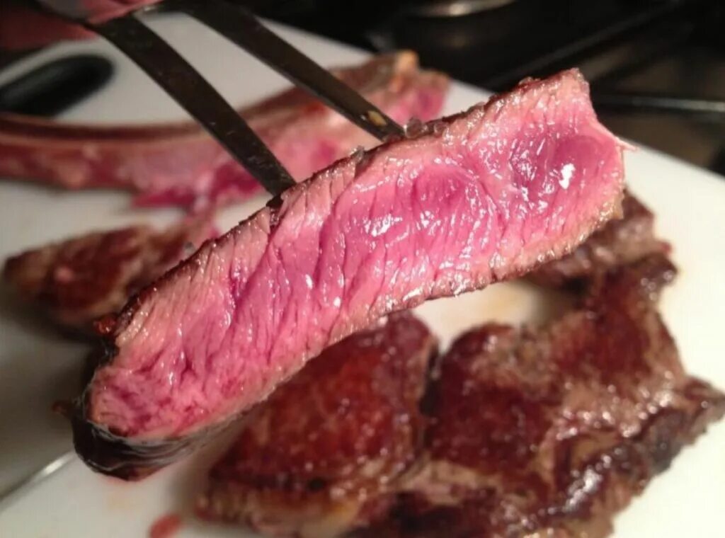 Как выглядит замороженная говядина. Take the bones out of the meat cooking. Рибай прожарки медиум. Говядина сувид. Монреальская смесь для стейков.