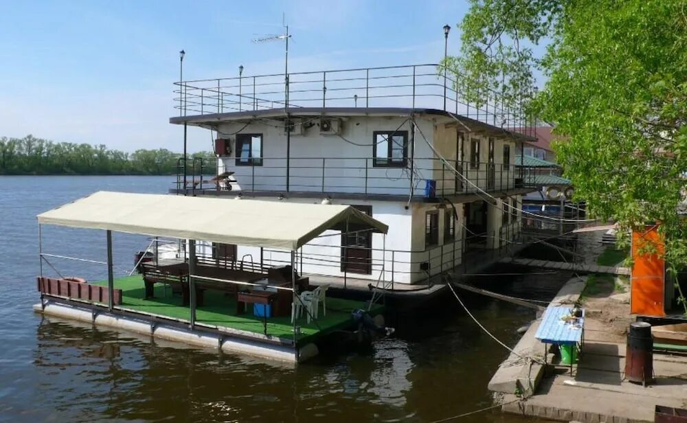 Речной вокзал рыбинск. Речной вокзал дебаркадер. Дебаркадер причальный. Дебаркадер отдых. Дебаркадер отдых.