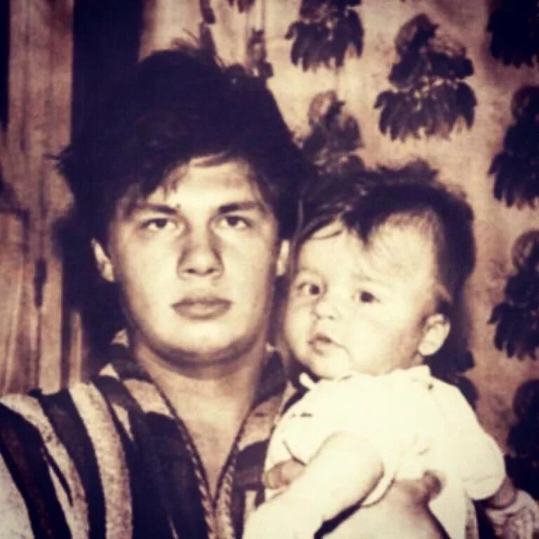 Отец Гарика Харламова. Харламов с родителями в детстве. Гарик Харламов с отцом. Харламов жены дети