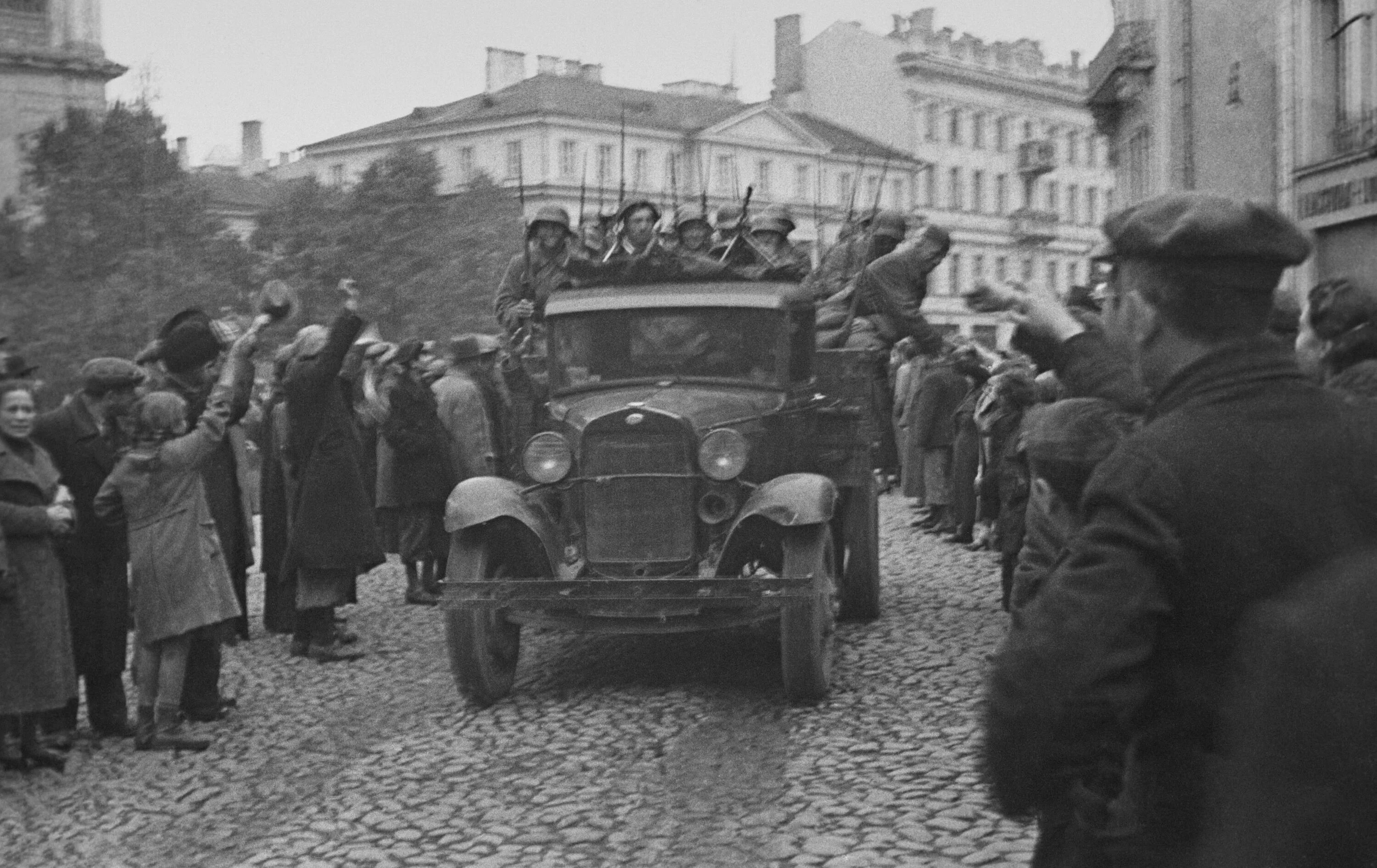 Захват прибалтики. Встреча красной армии в Вильнюсе 1939. Встреча красной армии в Литве 1940. Литовские войска в Вильнюсе 1939 года. Советская армия в Вильнюсе 1940.