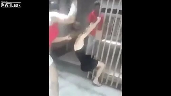 Издевательство над девочкой. Жена избила любовницу. Жена избила любовницу. Изменяющие девушки на кавказе. Жена избила любовницу.