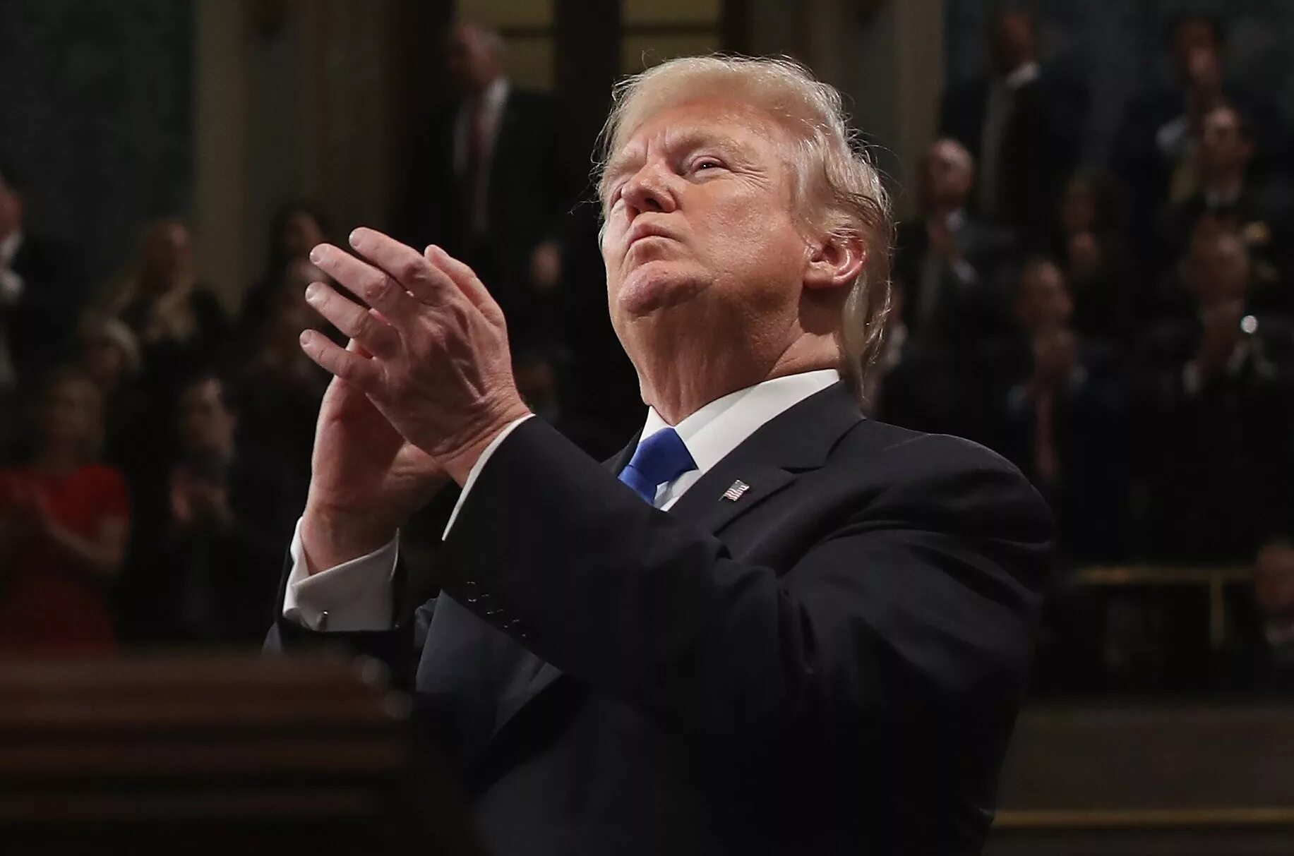 Я аплодирую. Зрители аплодируют. Люди хлопают в ладоши. Аплодируем стоя. Люди аплодируют в театре.