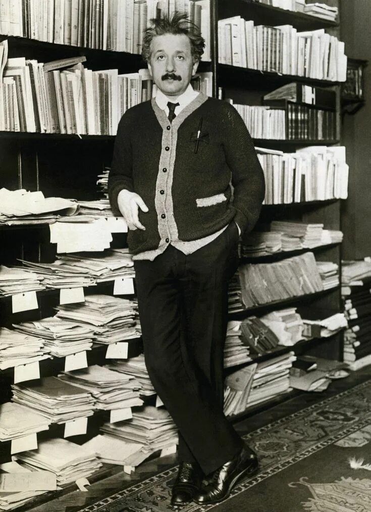 Эйнштейн в молодости. Эйнштейн в принстоне фото. Эйнштейн в принстоне. Эйнштейн лекция. Albert einstein university.