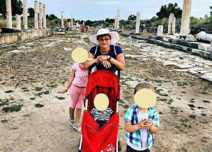Абхазия 3 детей. Женщина с тремя детьми в море. Младенец в абхазии. Абхазия 3 детей. Детские пляжи абхазии.