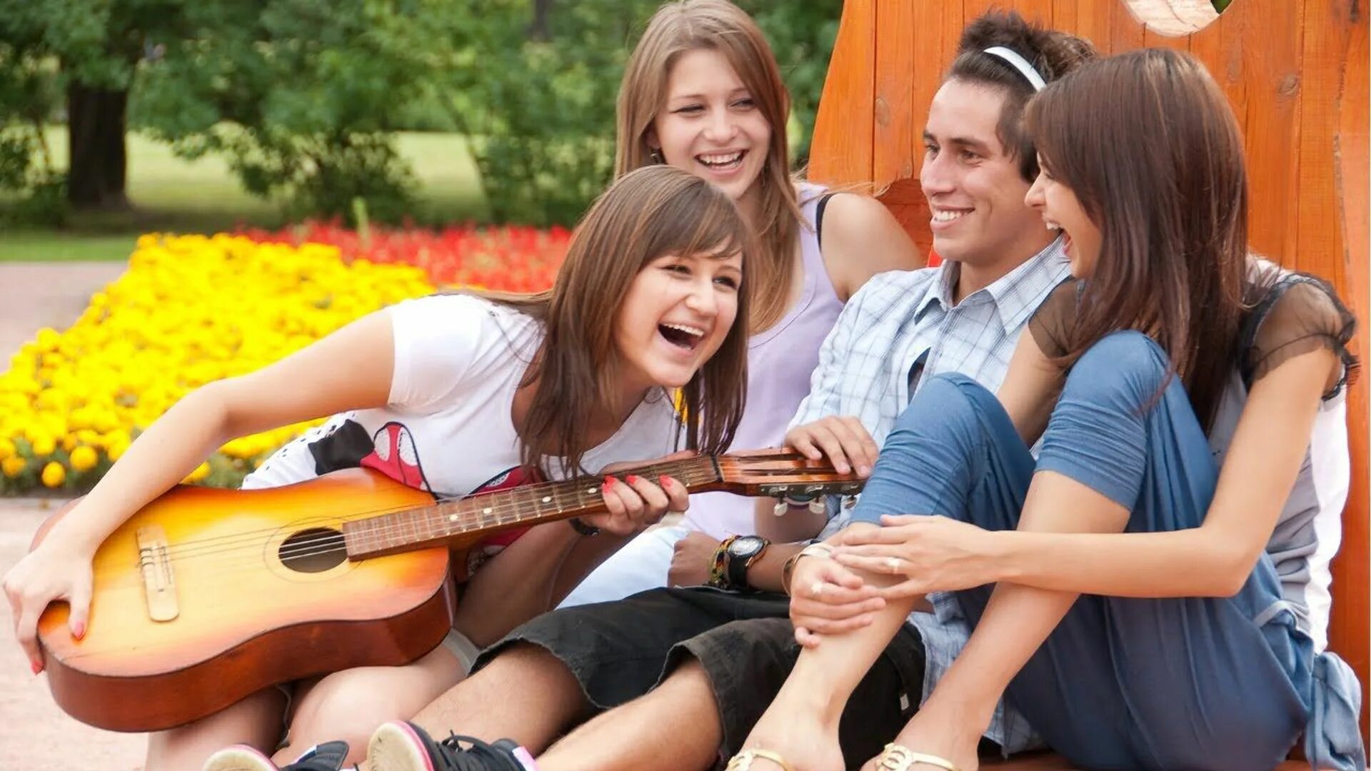 Веселые песни для подростков современные. Подросток с гитарой. Компания друзей с гитарой. Молодежь с гитарой. Молодежь с гитарой на лавочке.