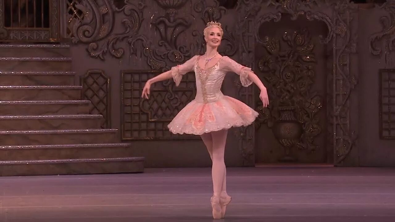Ютубе балет. Балет чайковского фея драже. балет щелкунчик фея драже. балерина фея драже. лорен катбертсон балерина.