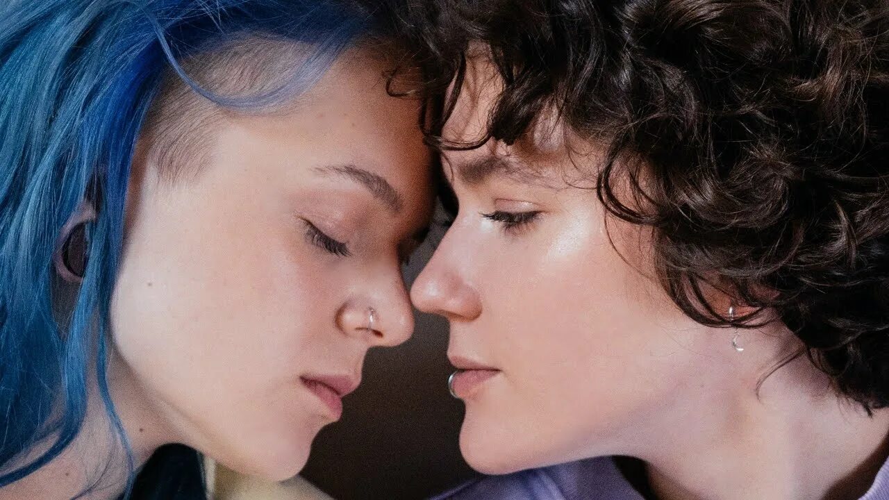 Rain lesbian. Джастин Уодделл lesbian Kiss. Лесби групповой поцелуй. Обри Валентайн Лесбиан.