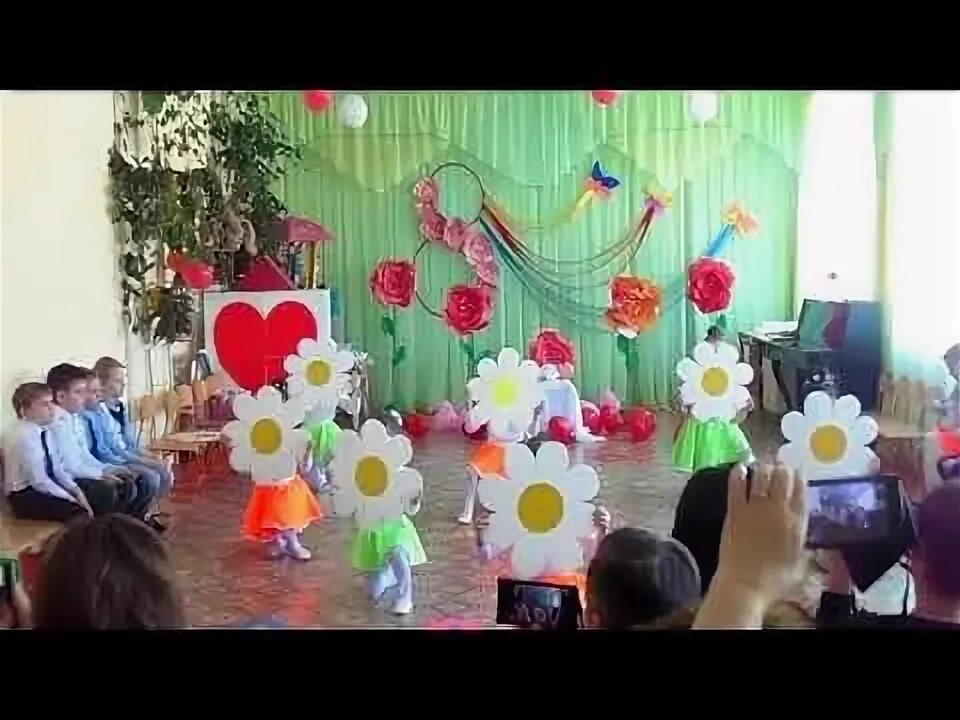 Ромашковое поле танец в детском саду. Детский танец с ромашками. Танец ромашки в детском саду. Детский танец с ромашками. Веер ромашка для танца.