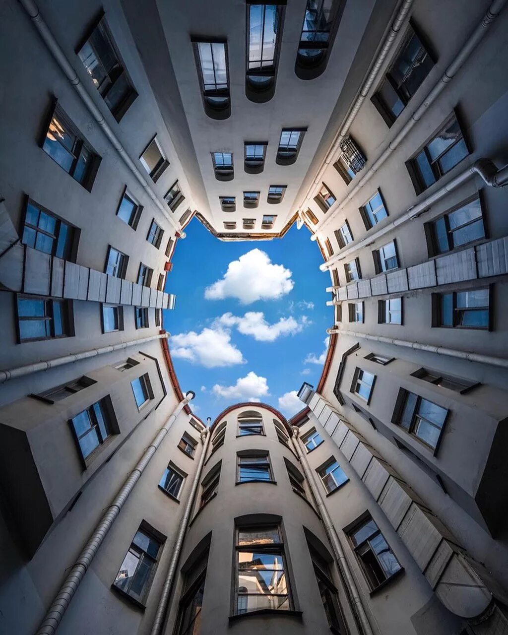 Дворы колодцы петербурга. Рубинштейна 27 двор колодец. Ул. Питерские дворы колодцы. Двор-колодец иоффе санкт-петербург.