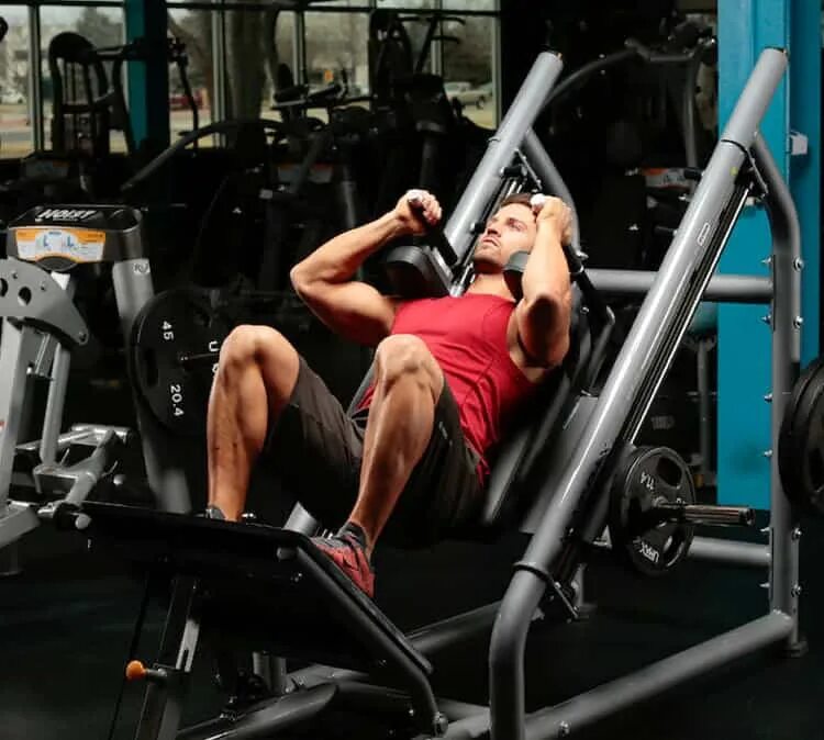 Приседания в гакк тренажере. Гакк приседания. Жим гакк. Гиперлордоз и присед. Тренажер сквот гакк приседания.